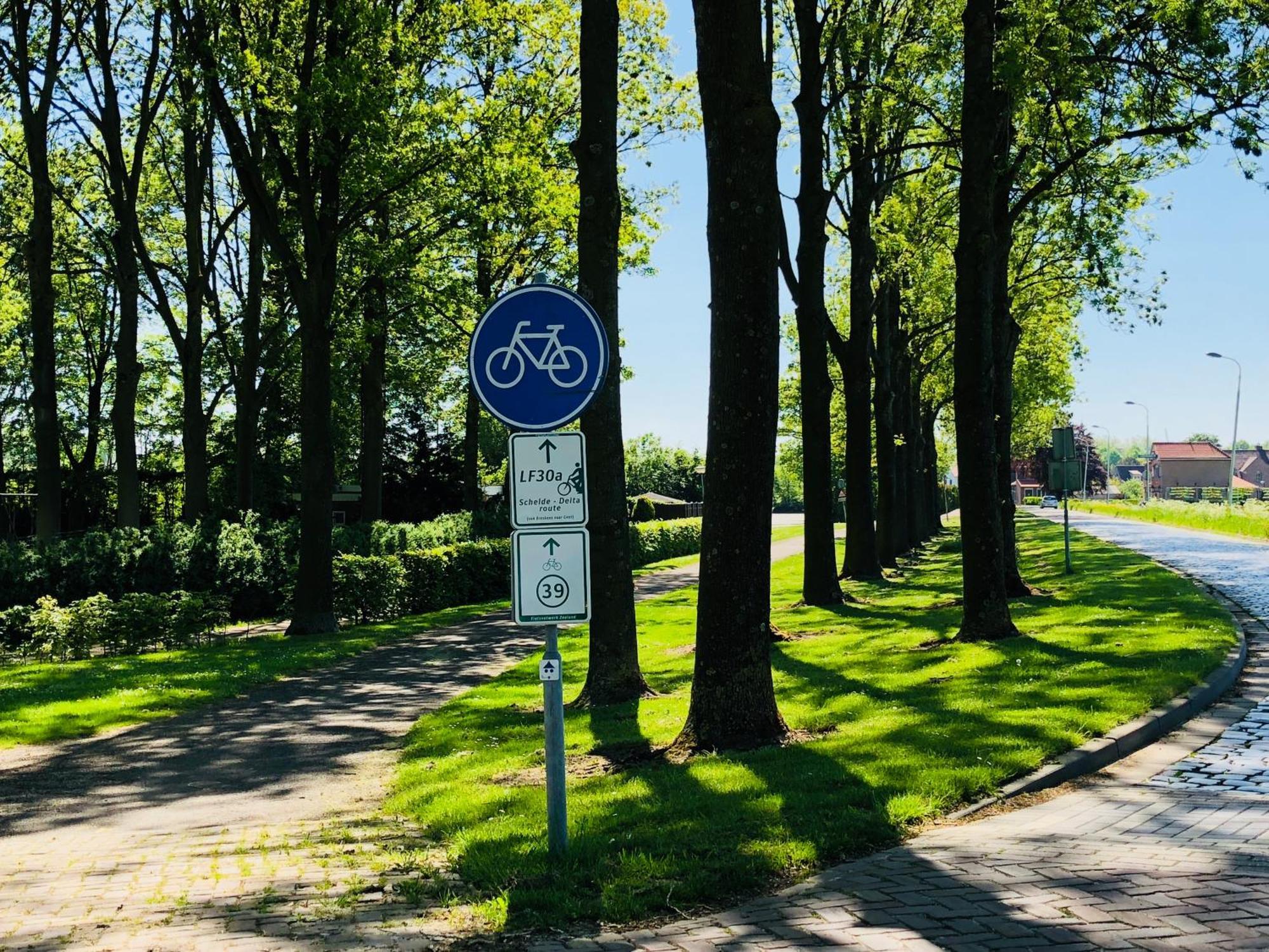 Slapen Bij De Zeeuwse Lala Bed & Breakfast IJzendijke ภายนอก รูปภาพ